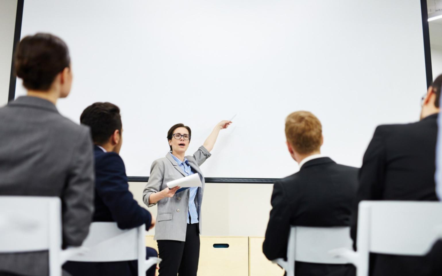 Entrepreneur consultant des graphiques financiers