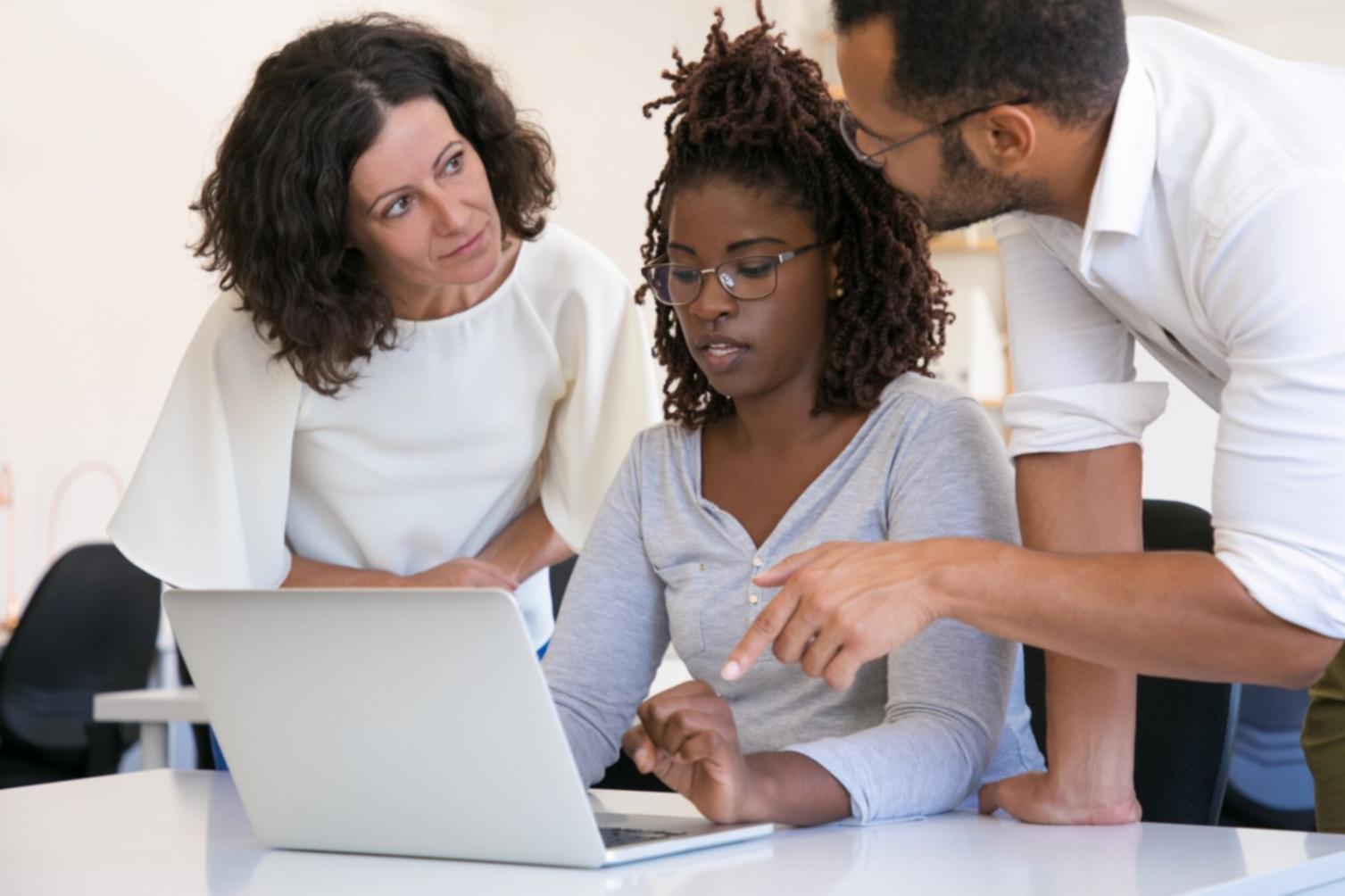 Espace de travail d'entrepreneur avec documents financiers et ordinateur portable