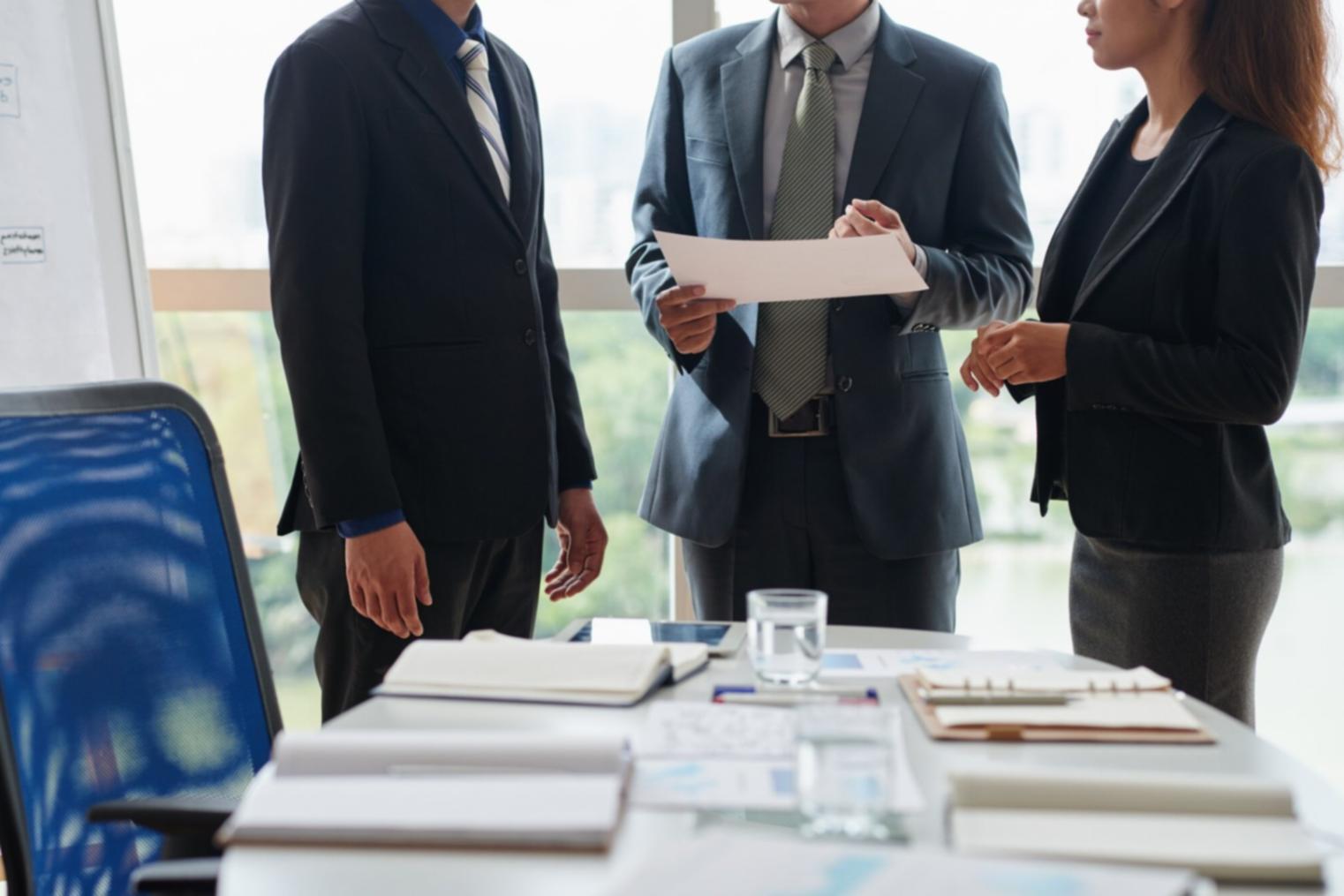 Espace de travail collaboratif avec documents financiers et outils de planification