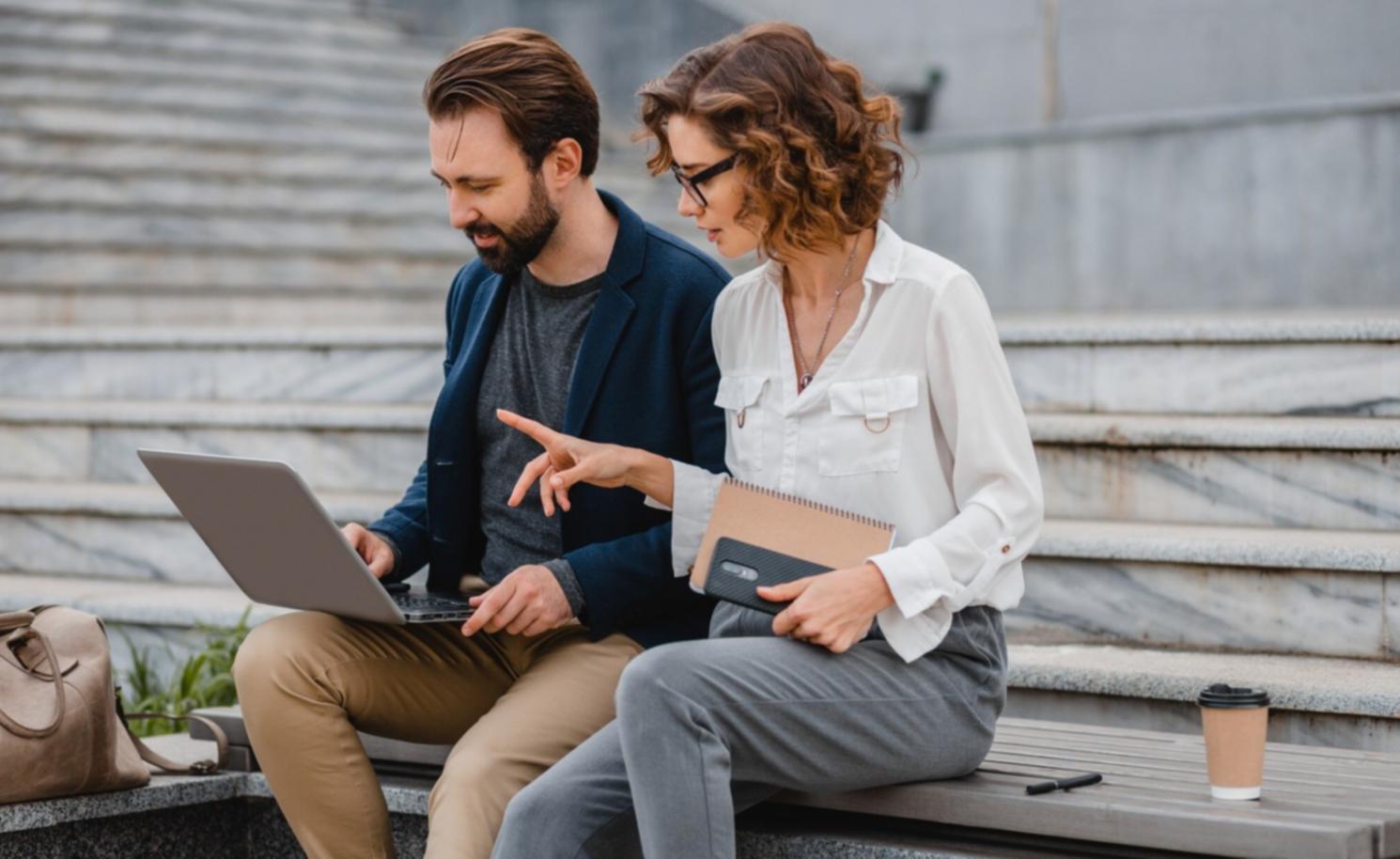 Étudiant international travaillant sur son budget d'études en France